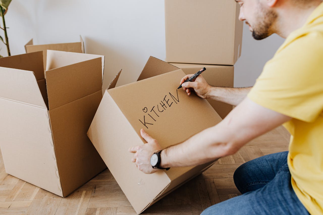 How to Pack Your Kitchen Efficiently for a Relocation Labeling Image