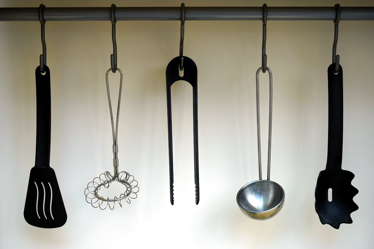 How to Pack Your Kitchen Efficiently for a Relocation Utensils Image