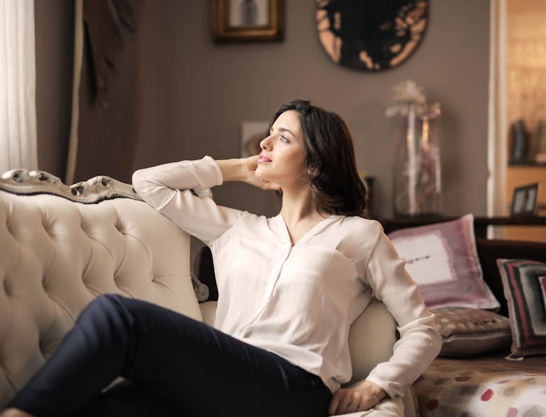 Minimalist Decluttering Tips That Impress Buyers Woman Image